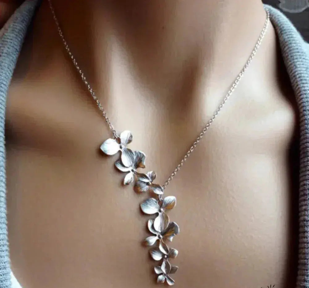 Timeless Silver Necklace with Floral Pendant